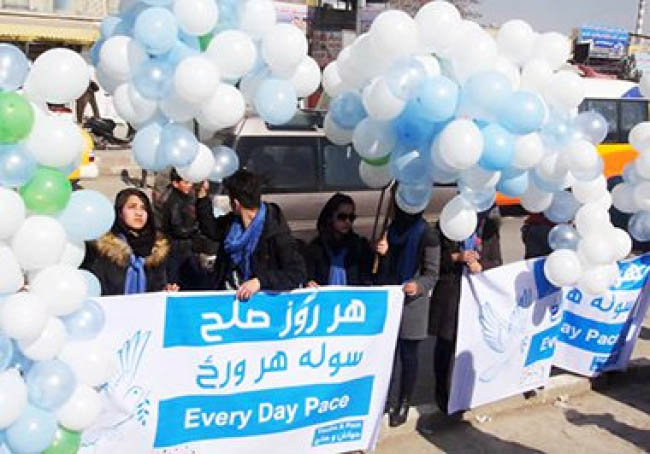 ۱۰هزار بادکنک با هدف ترویج فرهنگ کتابخوانی و صلح در کابل توزیع شد